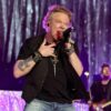 Δειτε τον Axl Rose να πεταει το μικροφωνο και να κλωτσαει το κιτ του ντραμερ των Guns Ν’ Roses
